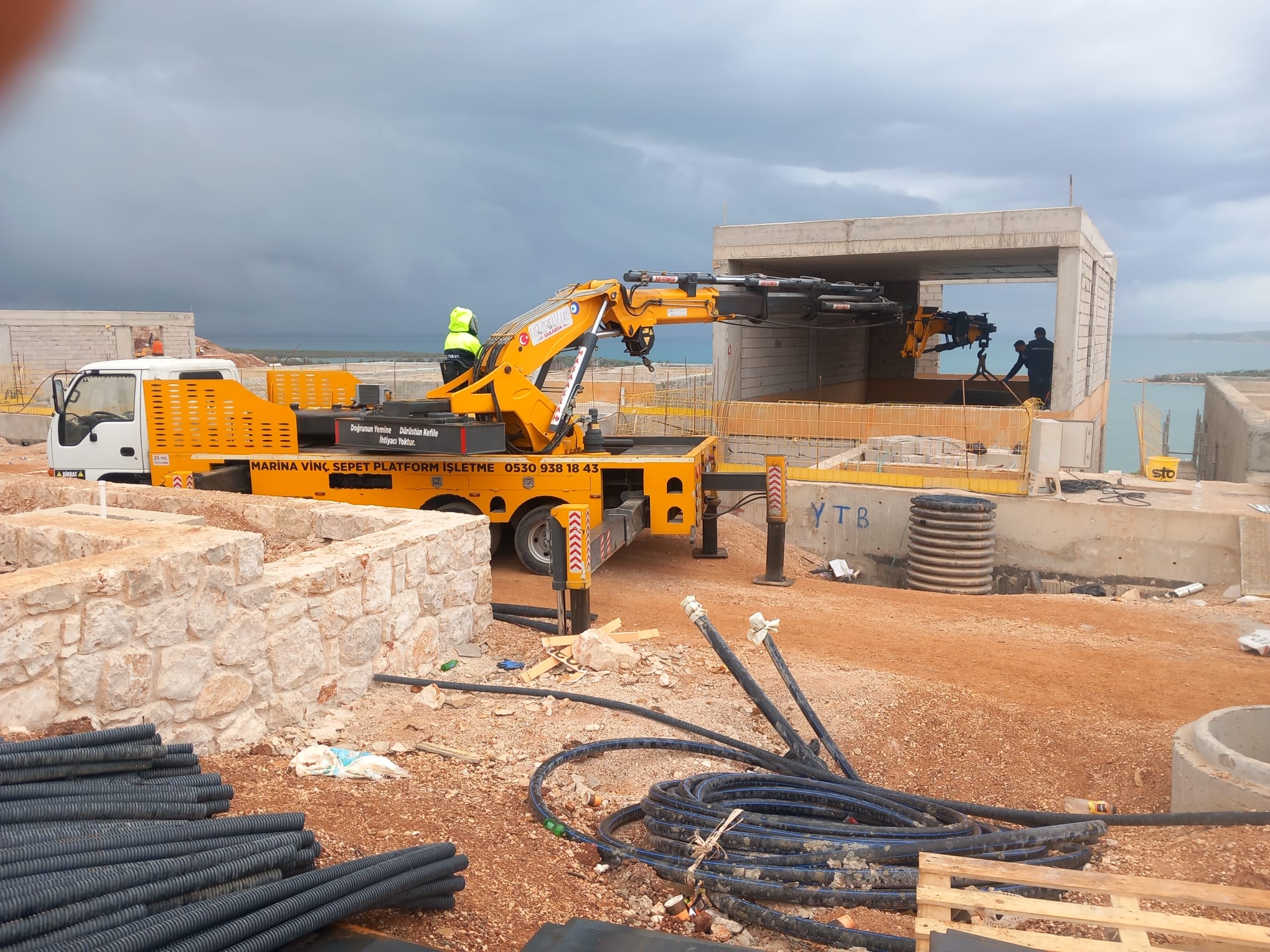 Sepetli Platformların Kullanım Alanları: Tabela Montajı